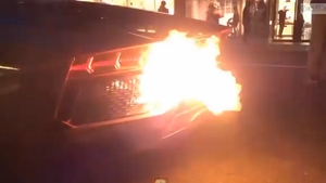 A aplicat METODA RUSEASCA! Ce a facut soferul acestui Lamborghini cand a vazut i-a luat foc masina: VIDEO