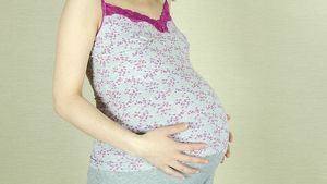 Incredibil! O adolescentă din Botoșani a devenit mamă la doar 13 ani