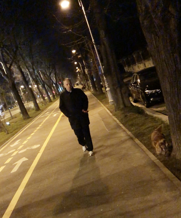 Mircea Geoană și-a scos câinele la plimbare, la miezul nopții