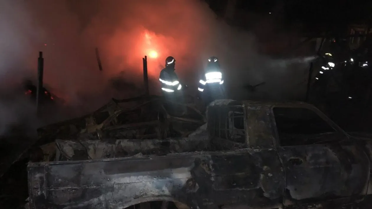 Incendiu puternic într-o comună din Argeș. Focul a făcut ravagii la un depozit de furaje și utilaje