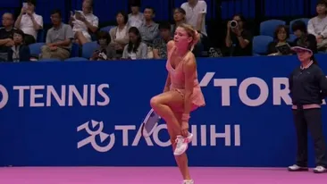 Tenismena Camila Giorgi a jucat la Tokyo cu fundulețul la vedere!