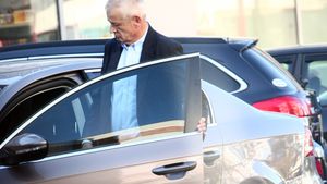 Imagini exclusive. S-a retras total din viaţa publică, dar noi l-am găsit! Cum arată azi fostul Primar General Sorin Oprescu