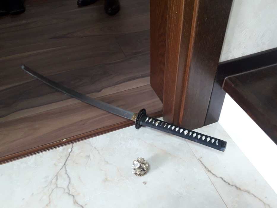 Un poliţist din Suceava este în comă, după ce a fost atacat cu sabia în timpul unor percheziţii!