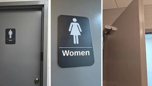 O femeie a vrut să folosească toaleta unei benzinării, dar ce a descoperit pe ușă a băgat frica în ea. Americanca a sunat la 911 imediat