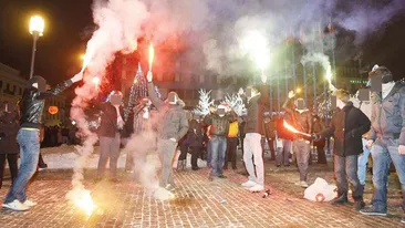 Scene halucinante chiar de Anul Nou! Au făcut amor sălbatic în fața trecătorilor. FOTO