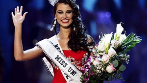 Miss Univers si-a donat parul