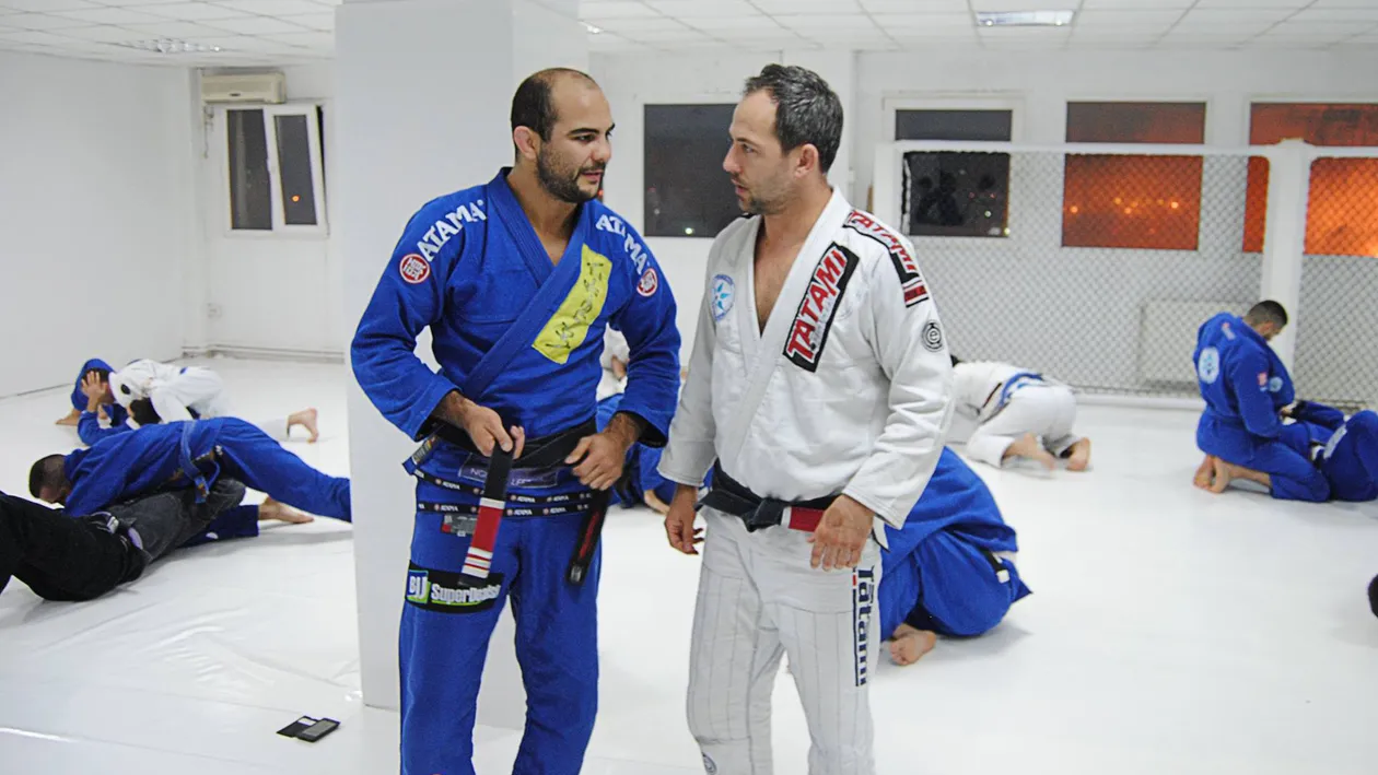 FOTO Gestul urias facut de un barbat pentru un copil al strazii a induiosat Romania! Treceam in graba pe la Unirii si...