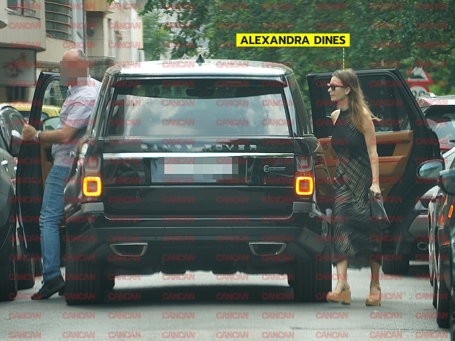 Alexandra se uită în mașină, doar să nu fi uitat ceva