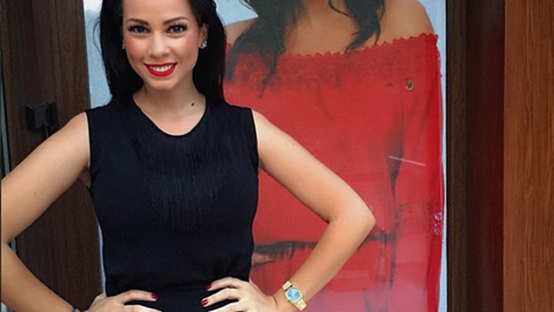Disperată să aibă talie de viespe, Iuliana Luciu s-a deformat în Photoshop! Cum arată fosta asistentă TV în poza de care e tare mândră