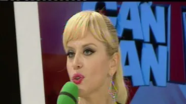 Lori, dotata de cand era eleva: Mi-au crescut sanii peste noapte, aveam cel mai mare gabarit din clasa! Vezi aici cum a reusit sa scape de bataie de joc a colegilor de scoala