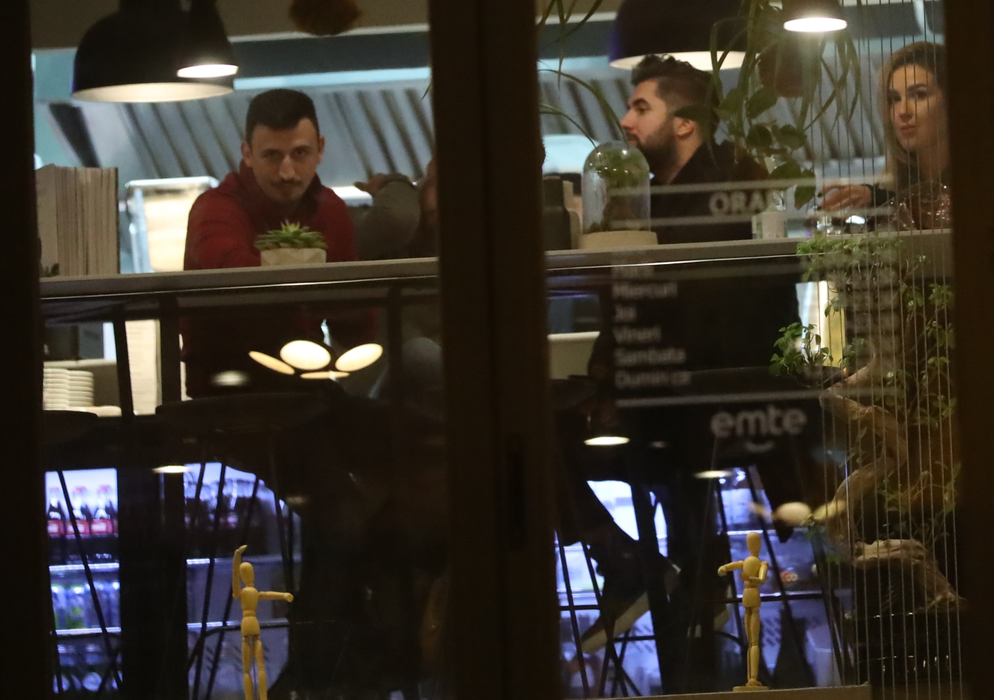 Donjuanul Bi şi-a scos amanta la masă cu familia