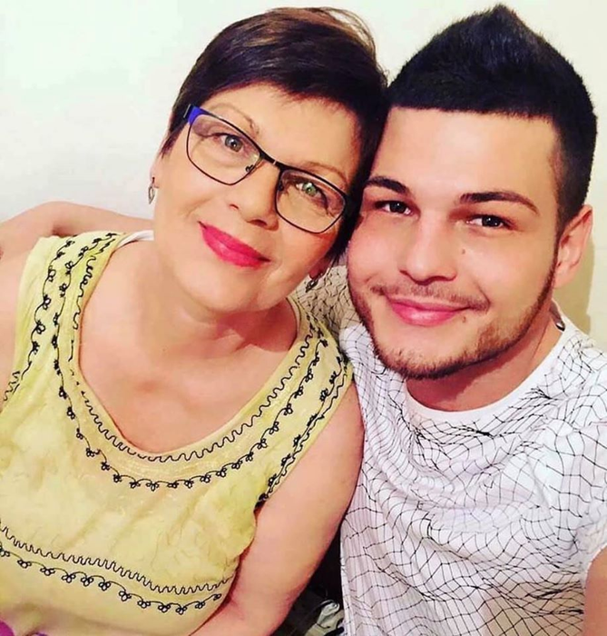 Răzvan Botezatu s-a pozat cu iubitul în dormitor, iar fanii au sărit la gâtul fostului prezentator TV. “Ai devenit penal rău! Chiar nu ne interesează fotografiile când ți-o tragi!”