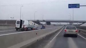VIDEO "NU cred ca vad bine!" Asa ceva se intampla doar in EVUL MEDIU! Ce a surprins pe camera un sofer pe Autostrada Soarelui!