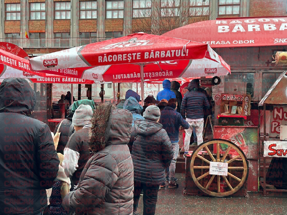 Cât costă 2 mici şi un pahar de vin fiert la Terasa Obor, de 1 decembrie 2022? Ploaia nu i-a speriat pe pofticioşi