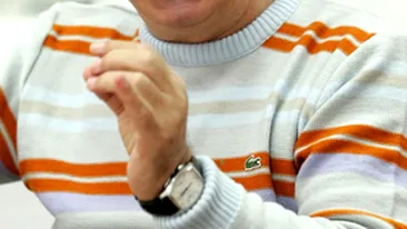 Fiul fostului premier taranist, impecabil in uniforma de pilot. Tudor Vasile e cel mai sexy capitan al Tarom