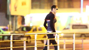 Travestitul de la miezul noptii! Cu silicoane la vedere si sandale, a facut slalom printre masini pentru un pachet de tigari