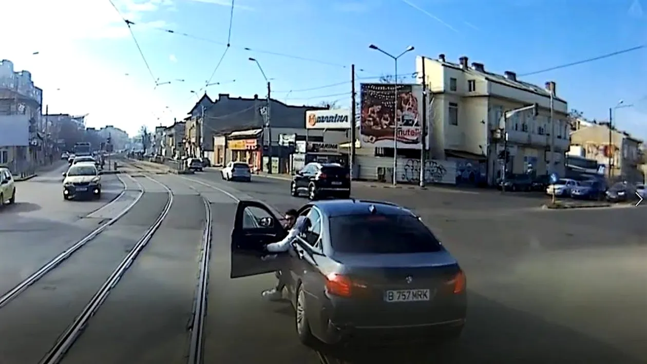 BMW-ul împins de tramvai, fotografie pe străzile din București! Cât de avariat este bolidul