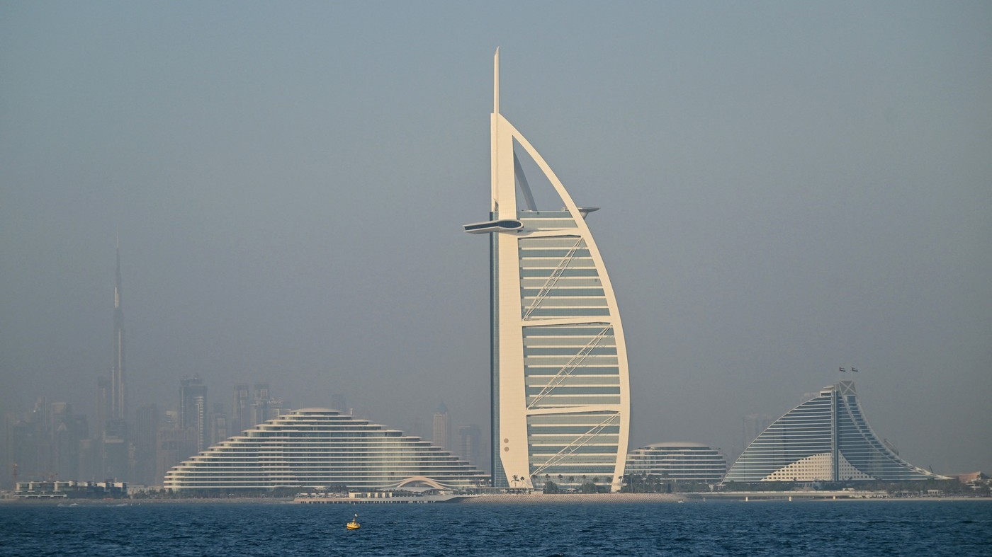 Aroganța supremă a unui influencer: s-a cazat în Burj Al Arab din Dubai. A plătit 20.500 de euro pe noapte, iar baia camerei l-a dat pe spate!