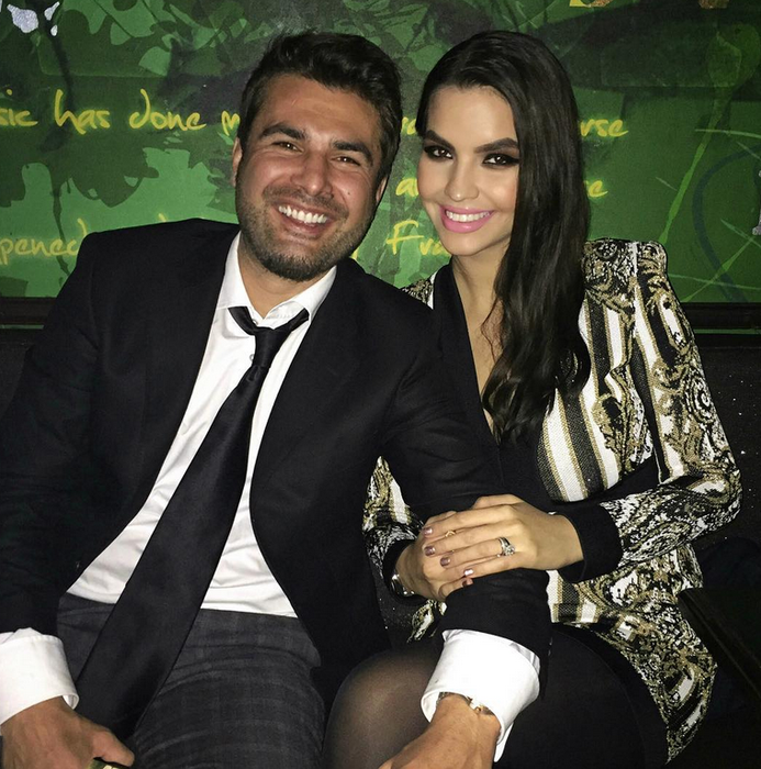 Soţia lui ADRIAN MUTU a deschis oficial sezonul costumelor de baie! Cum arată SANDRA la doar două luni de când a născut