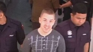 Nu lasa pe nimeni sa se apropie de Ionut! El e ingerul pazitor al romanului condamnat la moarte in Malaezia!