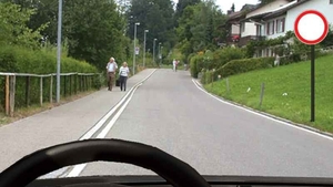 Unii șoferi din România habar nu au! Ce trebuie să faci dacă întâlnești acest semn de circulație, cu un cerc roșu și gol