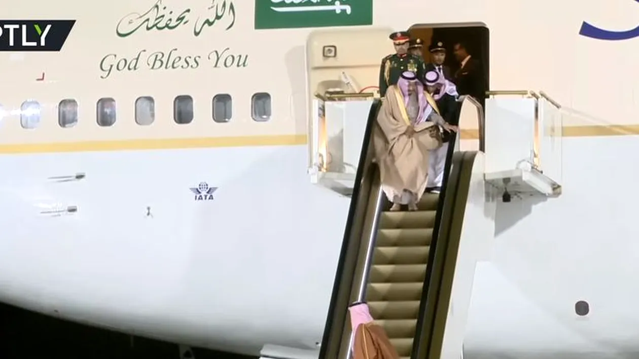 Scările rulante de aur ale regelui saudit s-au stricat la coborârea din avion, în Rusia!