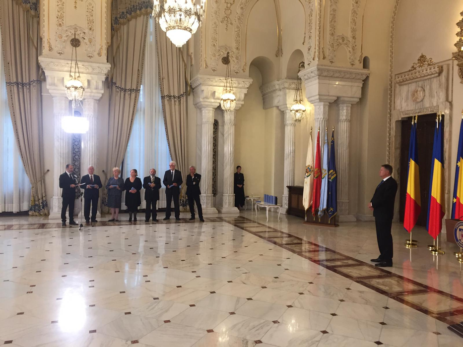Președintele României s-a înclinat în fața lui Ion Dichiseanu și a altor șase mari nume ale culturii și artei