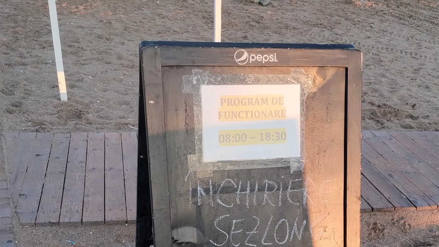 Câți bani a dat un cuplu din Prahova pentru două șezlonguri, pe plaja din Eforie Nord. E mai scump ca la Mamaia!