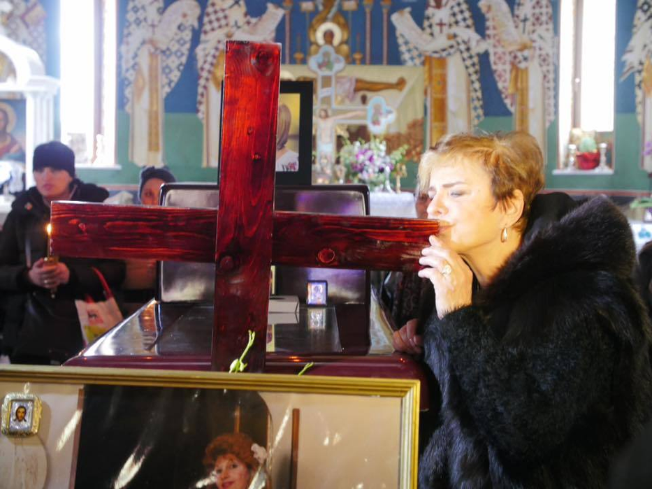 Ionela Prodan a fost de-a dreptul copleşită de durerea pierderii bunei ei prietene, Ileana Ciuculete, iar atunci când a ajuns la căpătâiul acesteia a sărutat cu lacrimi în ochi crucea de lângă sicriu.