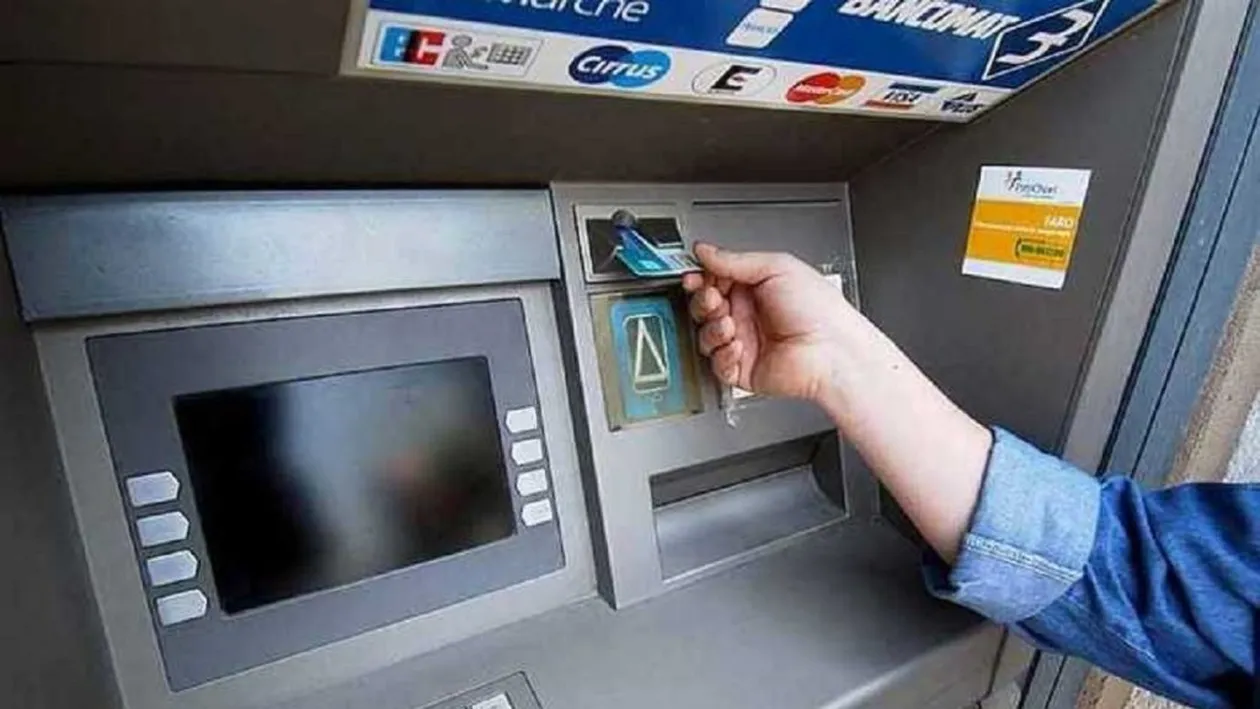Toți românii trebuie să știe! Există o nouă metodă de înșelătorie, la bancomat. Cum poți rămâne fără bani pe card