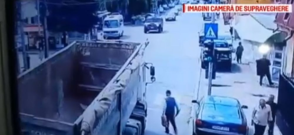 Momentul șocant în care un bătrân este izbit de un camion, la Câmpulung Muscel! Bărbatul a traversat nergulamentar
