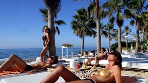 Cat te costa daca vrei sa te distrezi cu vreo 2-3 prieteni la Nikki Beach, in St. Tropez! Uite o nota de plata pentru cateva ore!