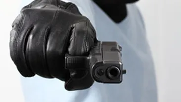 Un hot a incercat sa fure portofelul unui director de banca chiar din sediul sucursalei!