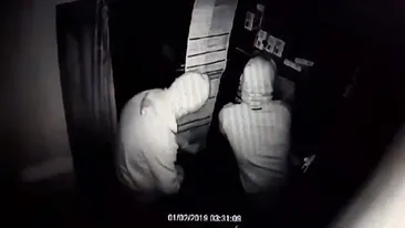VIDEO. Mascații care au jefuit un magazin de telefoane din Corabia au fost prinși
