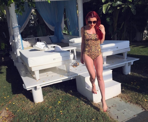 FOTO | ELENA GHEORGHE, mai hot ca oricând! A schimbat mai multe costume de baie şi a „scăpat“ pozele pe net