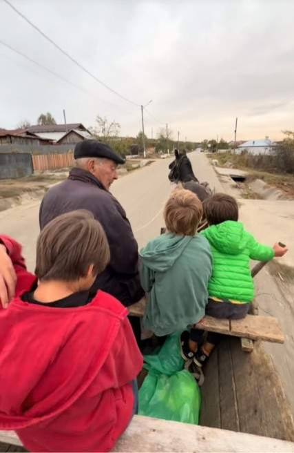 Cum arată viața de familie a Adelei Popescu și a lui Radu Vâlcan la Șușani. Imagini cu cei trei băieți