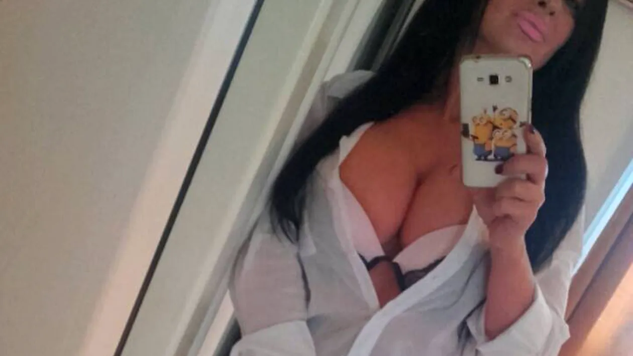 ”Bomba-sexy” de la Masterchef şi-a făcut selfie dezbrăcată şi…a ”scăpat” imaginile pe Facebook!