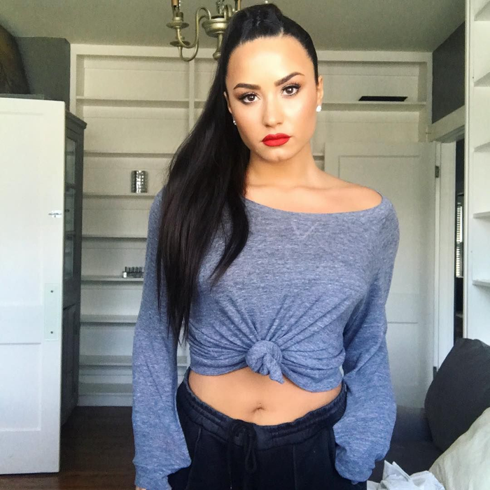 Demi Lovato, spitalizată! Cântăreața a fost găsită inconștientă în casă în urma unei supradoze