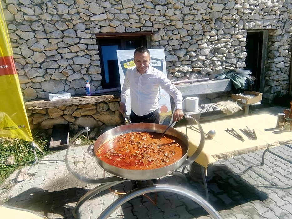 Tarky lucrează și ca ajutor de bucătar, nu doar ca șef de sală