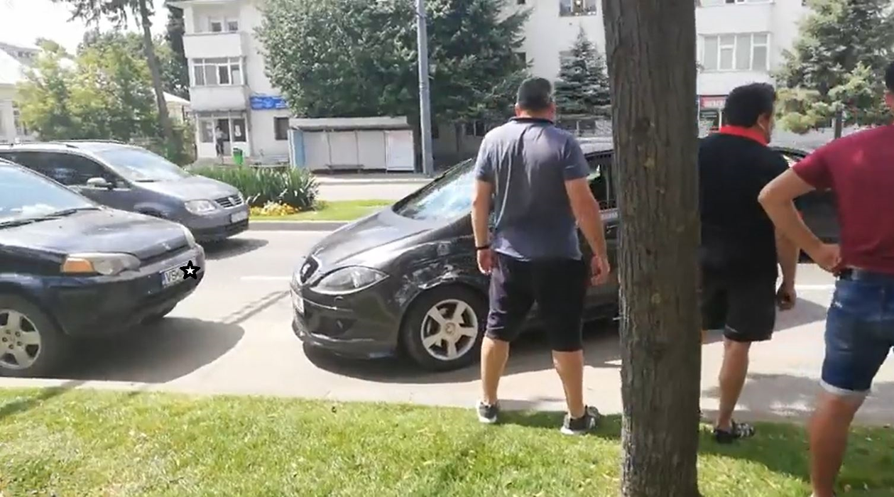 De-a râsul-plânsul! Un bărbat din Vaslui și-a lovit mașina nouă la câteva minute după ce și-a cumpărat-o. Cum a reușit “performanța”