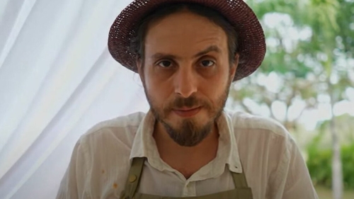 Nu e o glumă! Câți lei costă o porție de piept de pui la grătar cu cartofi prăjiți, în restaurantul lui Chef Foa din București