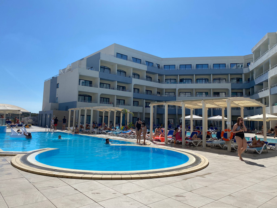 Așa arată un concediu de 8.200 lei în Malta! Ce au primit să mănânce doi turiști români în restaurantul unui hotel de 4 stele din Mellieha