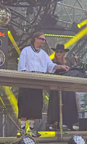 Andreea Esca, apariție surprinzătoare la UNTOLD! Mama Alexiei Eram a avut o țintă mulată și decoltată