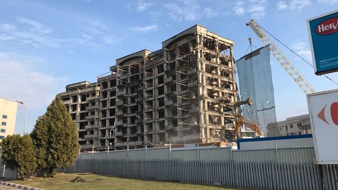 Am aflat ce se va ridica în locul blocului- fantomă! Ceauşescu a vrut să construiască acolo locuinţe, dar...