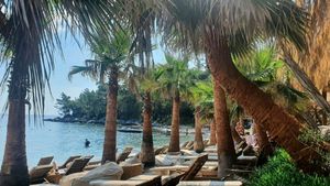 Cât costă o simplă salată la cea mai luxoasă plajă din Thassos? Românii se înghesuie aici an de an