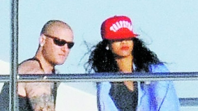 Rihanna isi testeaza pretendentii in Sardinia - Cu un tatuat pe iaht