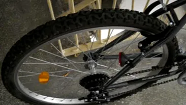 A urcat 48 de etaje pe bicicleta, in 20 de minute, prin metoda saltul iepurasului