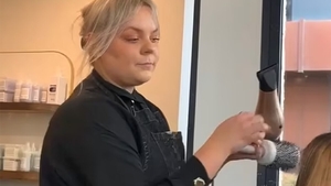 Femeia din imagine a slăbit 27 de kilograme înainte de nuntă. Cum arată în rochia de mireasă