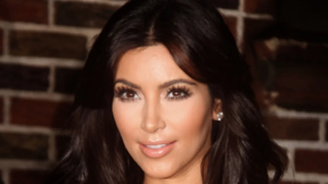 Mesajul care anunta RAZBOIUL? Ce i-a scris Kim Kardashian surorii sale pe internet, dupa ce a pozat intr-o revista sexy!