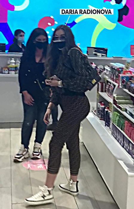 Daria Radionova și o amică au luat cu asalt mall-ul, pentru o sesiune de shopping